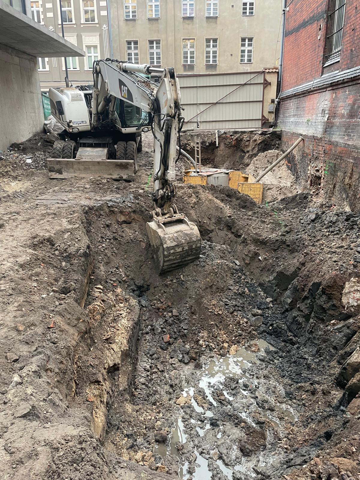 Drenaż opaskowy i izolacja ścian fundamentowych