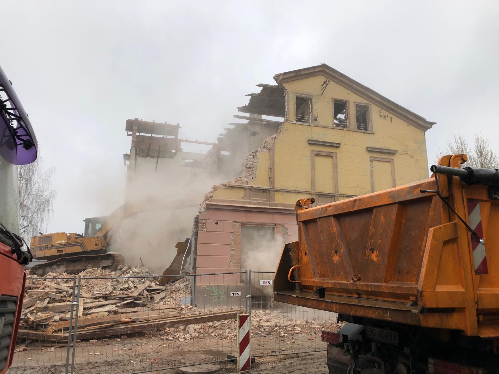 Rozbiórka i wyburzenie istniejących budynków mieszkalnych i przemysłowych